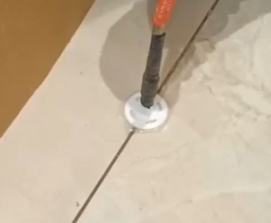 景洪瓷砖空鼓维修公司专业解答瓷砖在铺贴过程中，如果没有涂抹均匀到位的粘结材料（如水泥砂浆或瓷砖胶），可能会导致以下问题