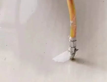景洪瓷砖空鼓维修公司专业解答在瓷砖铺贴过程中，如果使用的砂料过粗（如全部使用了粗砂），可能会导致以下问题