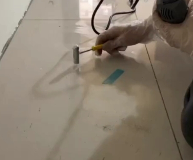 景洪瓷砖开裂维修公司专业分享瓷砖在铺贴前如果没有沥干水分，将会导致以下问题